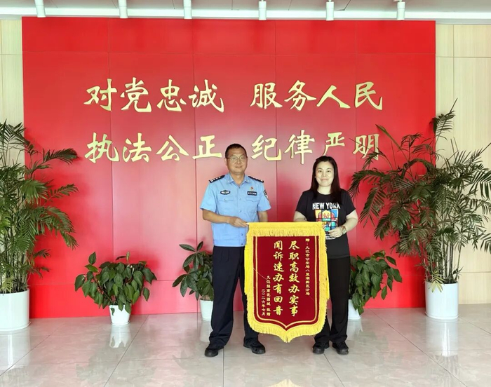 僵尸车占车位4年，商场减免万元停车费后车主终挪车