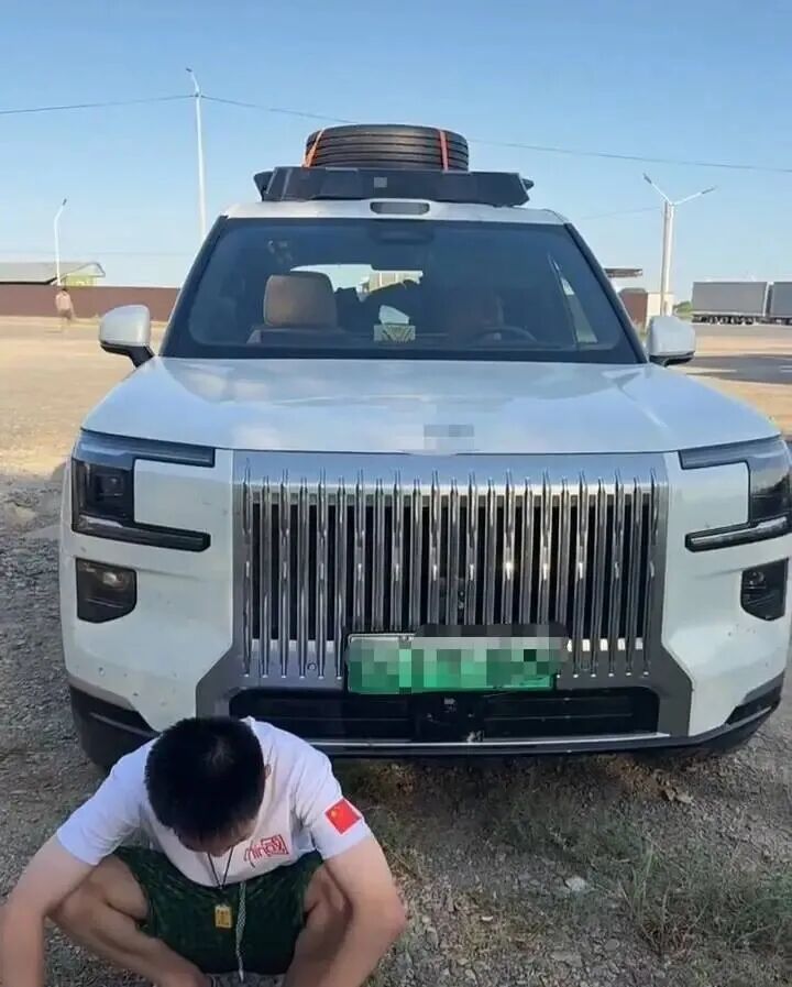 刘先生的新能源汽车在境外被锁车。封面新闻图
