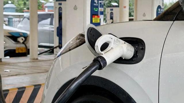 【提示】雷电暴雨天气，能给电动自行车、新能源车充电吗？