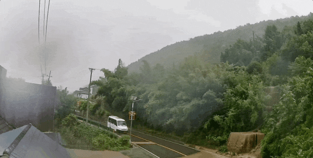 △熊飞在山体塌方前采取紧急制动。