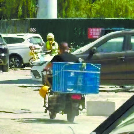 快递车竟无牌 “加胖”后添隐患