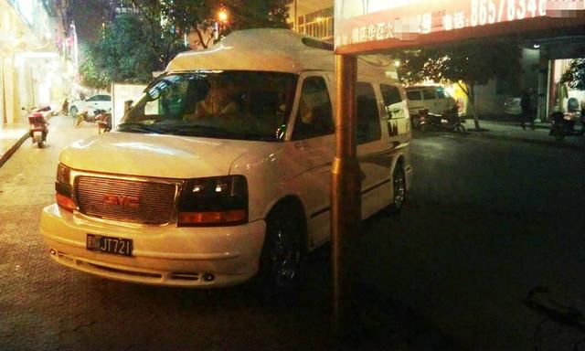 景甜的换车史，从GMC到丰田保姆车，网友：车号比车更好认