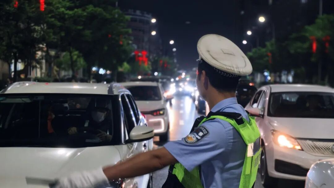 23:52，喻**驾驶小车在霁亭路被查！