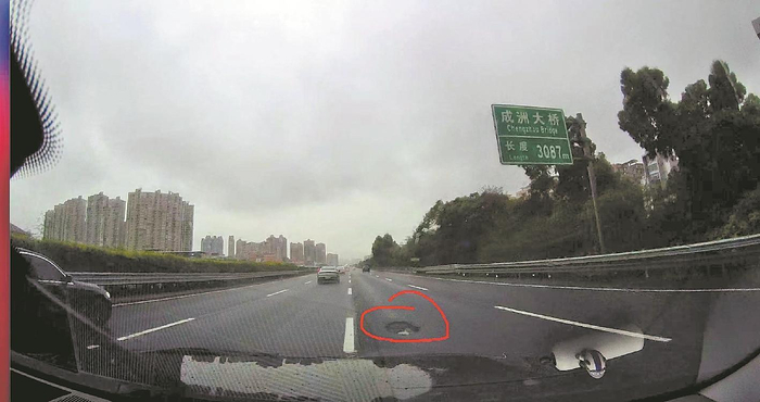 两个车胎爆胎 一家5人在车上