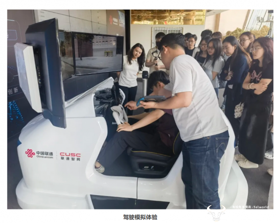 图注：接待高校师生入企进行驾驶模拟体验