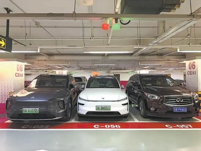 “车能停进车位，人却出不来”，众多车主停车遭遇 “开门难”！新能源车为何越造越大？