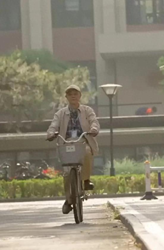 84岁教授，骑自行车上“早八”