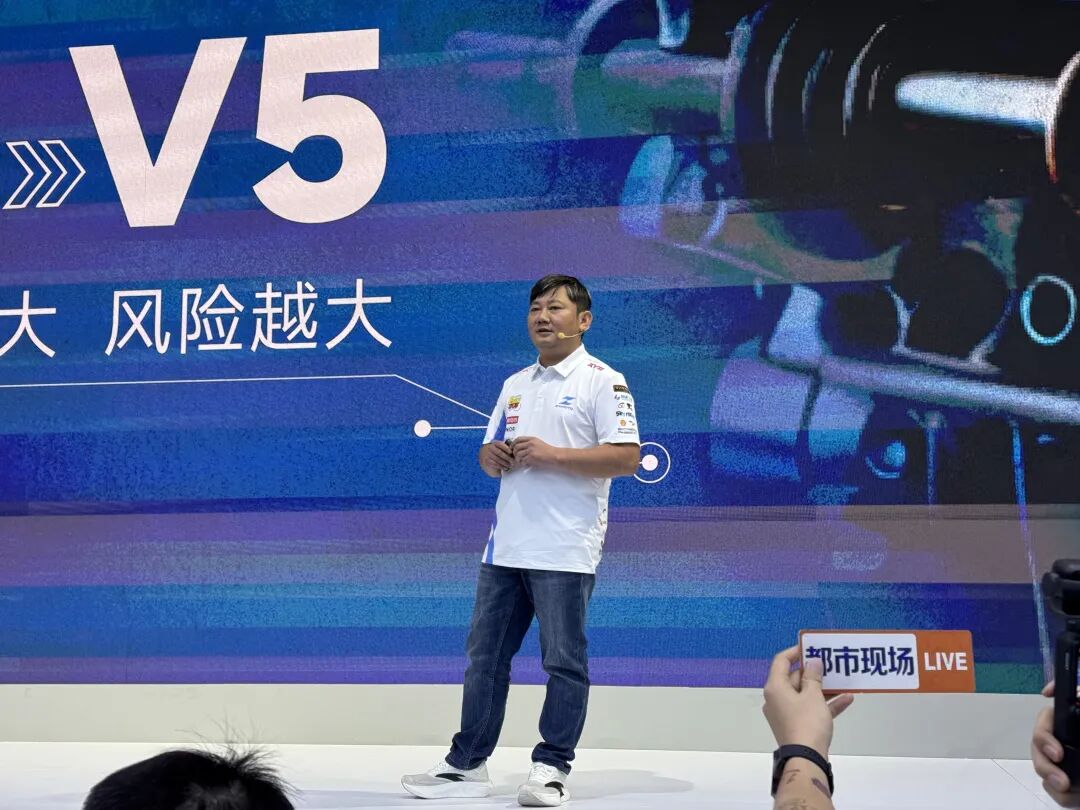 张雪机车发布五款新车，售价27980元至138000元，其中820RR-RC款摩托车为赛道版（不可上路）