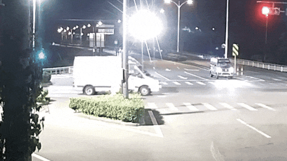舟山街头，他抡起撬棍疯狂砸车……