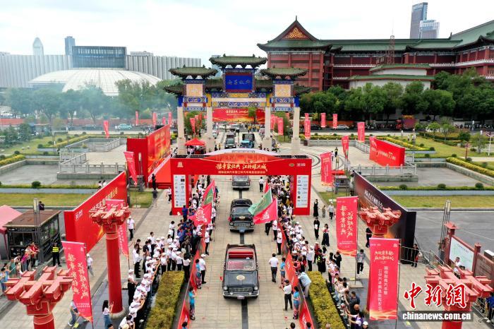 百余车辆巡游江西南昌 国际经典老车与江西造车辆同亮相