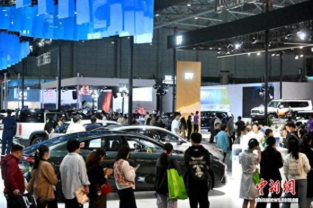 合肥国庆车展人流涌动 假日汽车消费活力十足